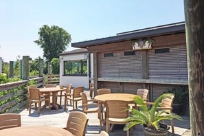 Outdoor dining - Inviting condo with pool, tennis, balcony, central AC, & W/D (Hilton Head)