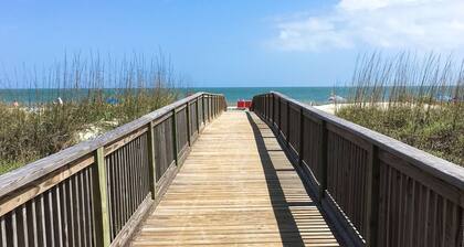 Inviting condo with pool, tennis, balcony, central AC, & W/D