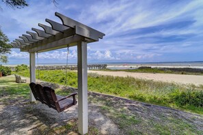 Beach nearby - Gated resort condo with beach access, pools, hot tubs, gym, & tennis courts (Hilton Head)