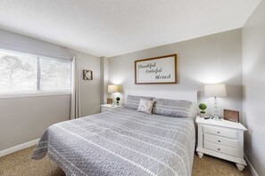 WiFi, bed sheets - Gated resort condo with beach access, pools, hot tubs, gym, & tennis courts (Hilton Head)