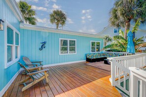 Terrace/patio - Sunny beach house with ocean view, large deck, central AC, & washer/dryer (Edisto Beach)