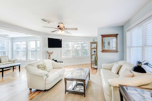 TV, offices - Sunny beach house with ocean view, large deck, central AC, & washer/dryer (Edisto Beach)