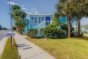 Exterior - Sunny beach house with ocean view, large deck, central AC, & washer/dryer (Edisto Beach)