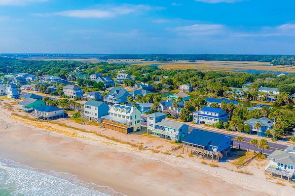 Beach nearby - Sunny beach house with ocean view, large deck, central AC, & washer/dryer (Edisto Beach)