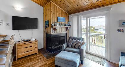 3rd-floor, dog-friendly condo with loft, balcony, free WiFi and golf course view