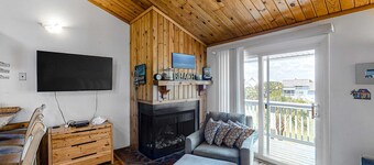 3rd-floor, dog-friendly condo with loft, balcony, free WiFi and golf course view