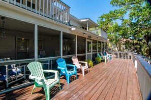 Terrace/patio - Beach Around the Corner Quiet Home w/ 2 Screened Porches, WiFi & Laundry (Edisto Beach)
