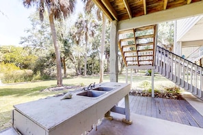 Terrace/patio - Beach Around the Corner Quiet Home w/ 2 Screened Porches, WiFi & Laundry (Edisto Beach)