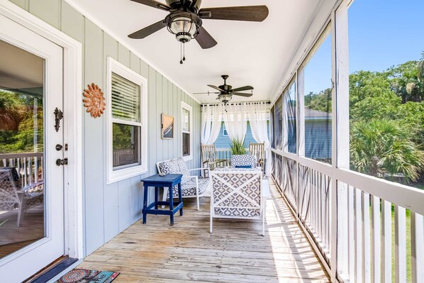 Terrace/patio - Dreamy Coastal Oasis W/ Large Deck, Fast WiFi, Beach Access Nearby & Central AC (Edisto Beach)