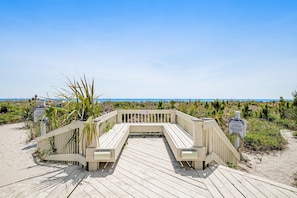 Terrace/patio - Condo with Coligny Beach views, outdoor pool, beach access, balcony, W/D, & AC (Hilton Head)