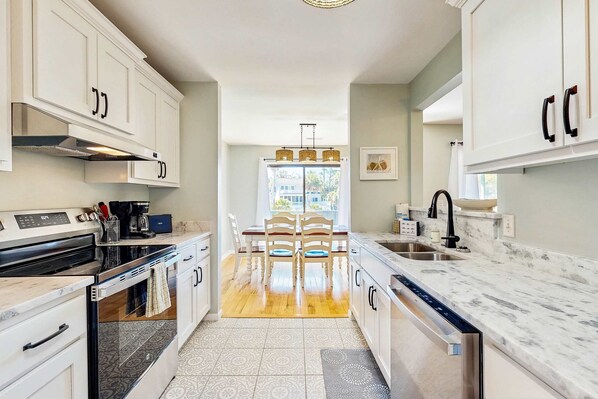 Fridge, microwave, oven, stovetop - 2nd-floor Condo retreat with screened porch and golf course views (Edisto Beach)
