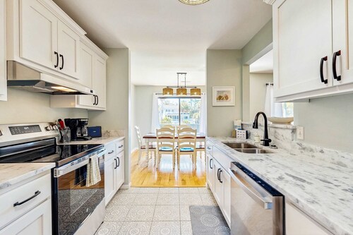 2nd-floor Condo retreat with screened porch and golf course views