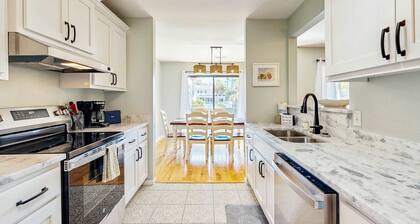 2nd-floor Condo retreat with screened porch and golf course views