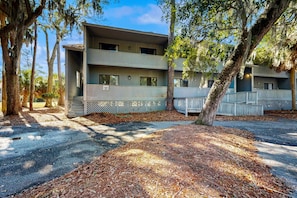 Exterior - 2nd-floor Condo retreat with screened porch and golf course views (Edisto Beach)