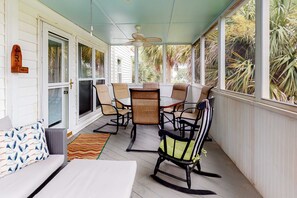 Outdoor dining - Newly Renovated, Dog-Friendly Home w/ Ocean View, Decks, WiFi - Walk to Beach (Edisto Beach)