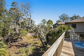Property grounds - Bay view home three blocks to the beach with WiFi, central AC, and private w/d (Edisto Beach)