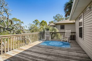 Property grounds - Bay view home three blocks to the beach with WiFi, central AC, and private w/d (Edisto Beach)