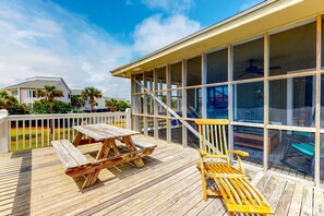 Outdoor dining - Beach Across the Street Spacious Home w/ Great Porches, WiFi, Washer/Dryer (Edisto Beach)