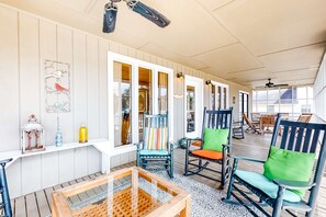 Outdoor dining - Beach Across the Street Spacious Home w/ Great Porches, WiFi, Washer/Dryer (Edisto Beach)