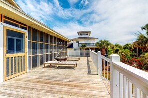 Terrace/patio - Beach Across the Street Spacious Home w/ Great Porches, WiFi, Washer/Dryer (Edisto Beach)