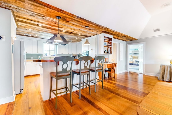 Dining - Beach Across the Street Spacious Home w/ Great Porches, WiFi, Washer/Dryer (Edisto Beach)