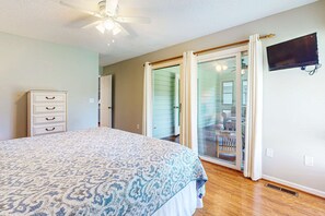 Iron/ironing board, WiFi, bed sheets - Golf course-front condo with screened sunroom & minutes from beach (Edisto Beach)