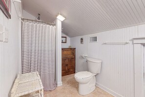 Shower, hair dryer, towels - Golf course-front condo with screened sunroom & minutes from beach (Edisto Beach)