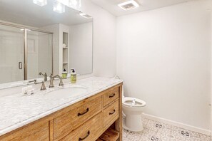 Shower, hair dryer, towels - Golf course-front condo with screened sunroom & minutes from beach (Edisto Beach)