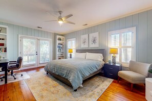 Desk, iron/ironing board, travel cot, WiFi - Natural Wonder (Edisto Beach)