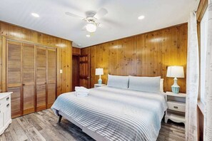 Desk, WiFi, bed sheets - Dog-friendly beachside home with abundant outdoor space - walk 1-min to beach (Edisto Beach)