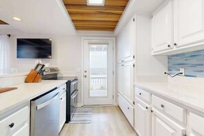 Fridge, microwave, oven, stovetop - Dune Dancer | House in Edisto Beach with direct beach access (Edisto Beach)