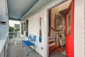 Terrace/patio - Lovely house 3 blocks to beach w/great salt marsh views, decks, screened porch (Edisto Beach)