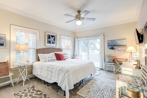 Iron/ironing board, WiFi, bed sheets - Lovely house 3 blocks to beach w/great salt marsh views, decks, screened porch (Edisto Beach)