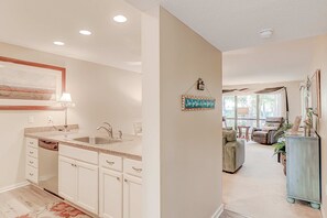 Interior - Dog-friendly condo with pool, central AC, & washer/dryer - quick walk to beach (Hilton Head)