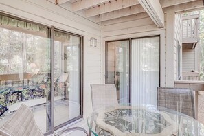 Outdoor dining - Dog-friendly condo with pool, central AC, & washer/dryer - quick walk to beach (Hilton Head)