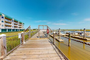 Marina - Spacious Third-Floor Condo w/Free WiFi, Shared Outdoor Pool, Private W/D (Edisto Beach)