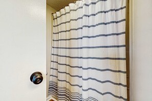 Douche, s èche-cheveux, serviettes fournies