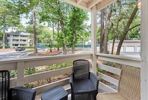 Property grounds - Coastal condo with balcony, washer/dryer, heated pool, hot tub, & tennis courts (Hilton Head)