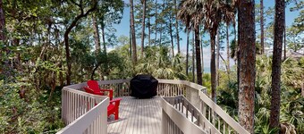 Adorable ocean side villa with large windows & natural lighting, dog friendly