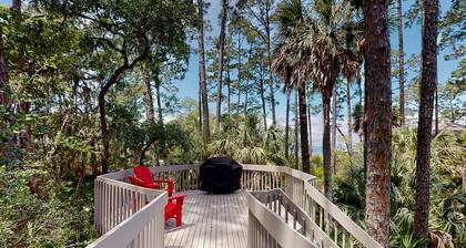 Adorable ocean side villa with large windows & natural lighting, dog friendly