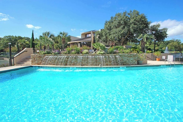 Pool - Cozy Villa with Private Balcony, Shared Pool & Hot Tub - Walk to the Beach (Hilton Head)