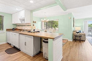 Fridge, microwave, oven, stovetop - Cozy Villa with Private Balcony, Shared Pool & Hot Tub - Walk to the Beach (Hilton Head)