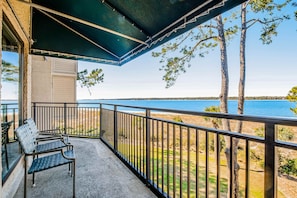 Property grounds - Beachfront condo with large furnished balcony, pool & beautiful views (Hilton Head)