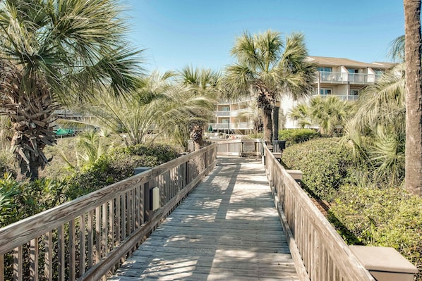 Property grounds - Beachside Condo with Shared Pool & Private Balcony Retreat (Hilton Head)