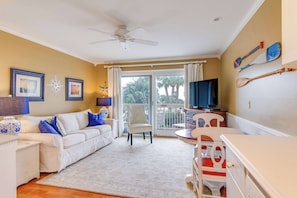 TV, DVD player - Beachside Condo with Shared Pool & Private Balcony Retreat (Hilton Head)