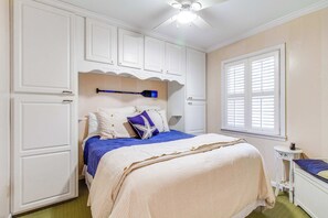 Tabla de planchar con plancha, wifi y ropa de cama