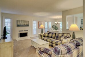TV - Incredible villa with pool and tennis access, central AC, and on-site golf (Hilton Head)