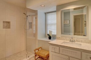 Shower, hair dryer, towels - Incredible villa with pool and tennis access, central AC, and on-site golf (Hilton Head)