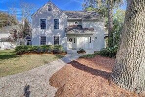 Exterior - Incredible villa with pool and tennis access, central AC, and on-site golf (Hilton Head)