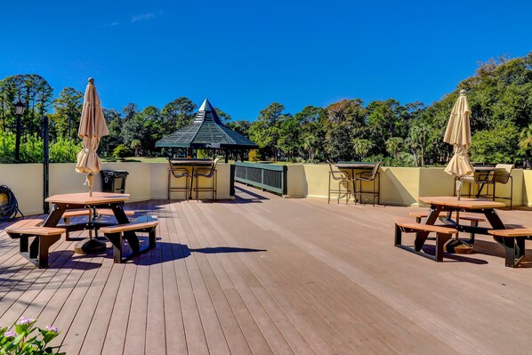 Outdoor dining - Incredible villa with pool and tennis access, central AC, and on-site golf (Hilton Head)